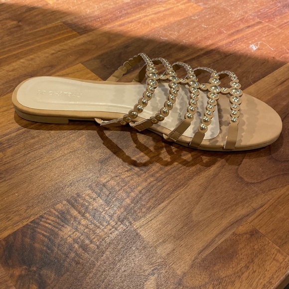 Le Chateau Tan Sandals with Gold Studs on Straps Size 10 - Picture 4 of 5